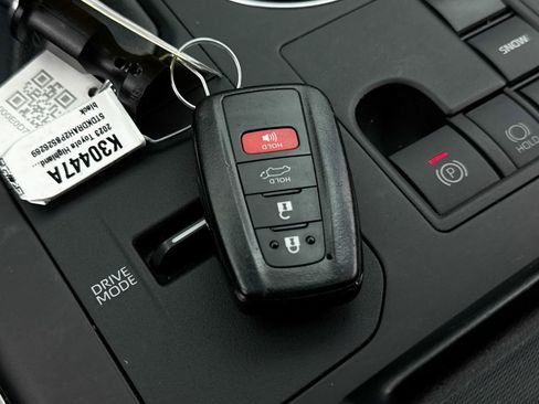 Used 2023 Toyota Highlander XLE FWD image 39