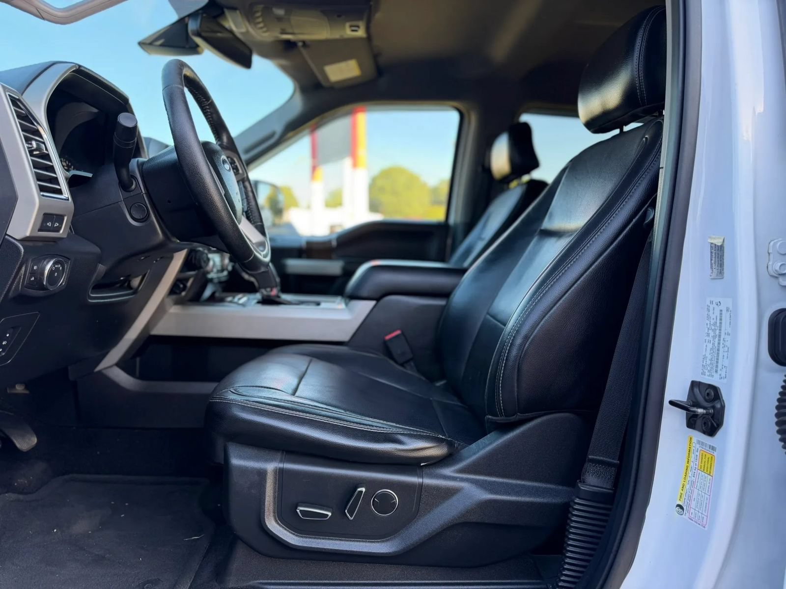 Used 2016 Ford F150 Lariat w/ Equipment Group 502A Luxury AWD/4WD image 8