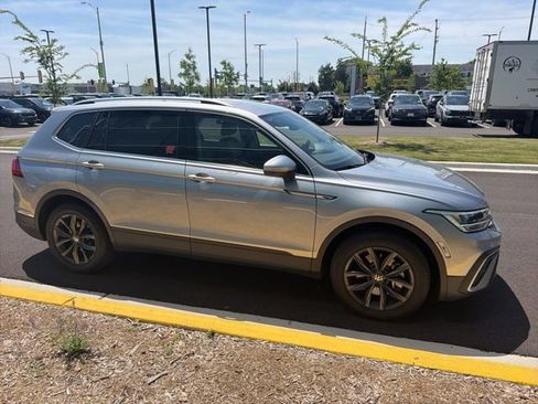 Used 2023 Volkswagen Tiguan SE AWD/4WD image 12