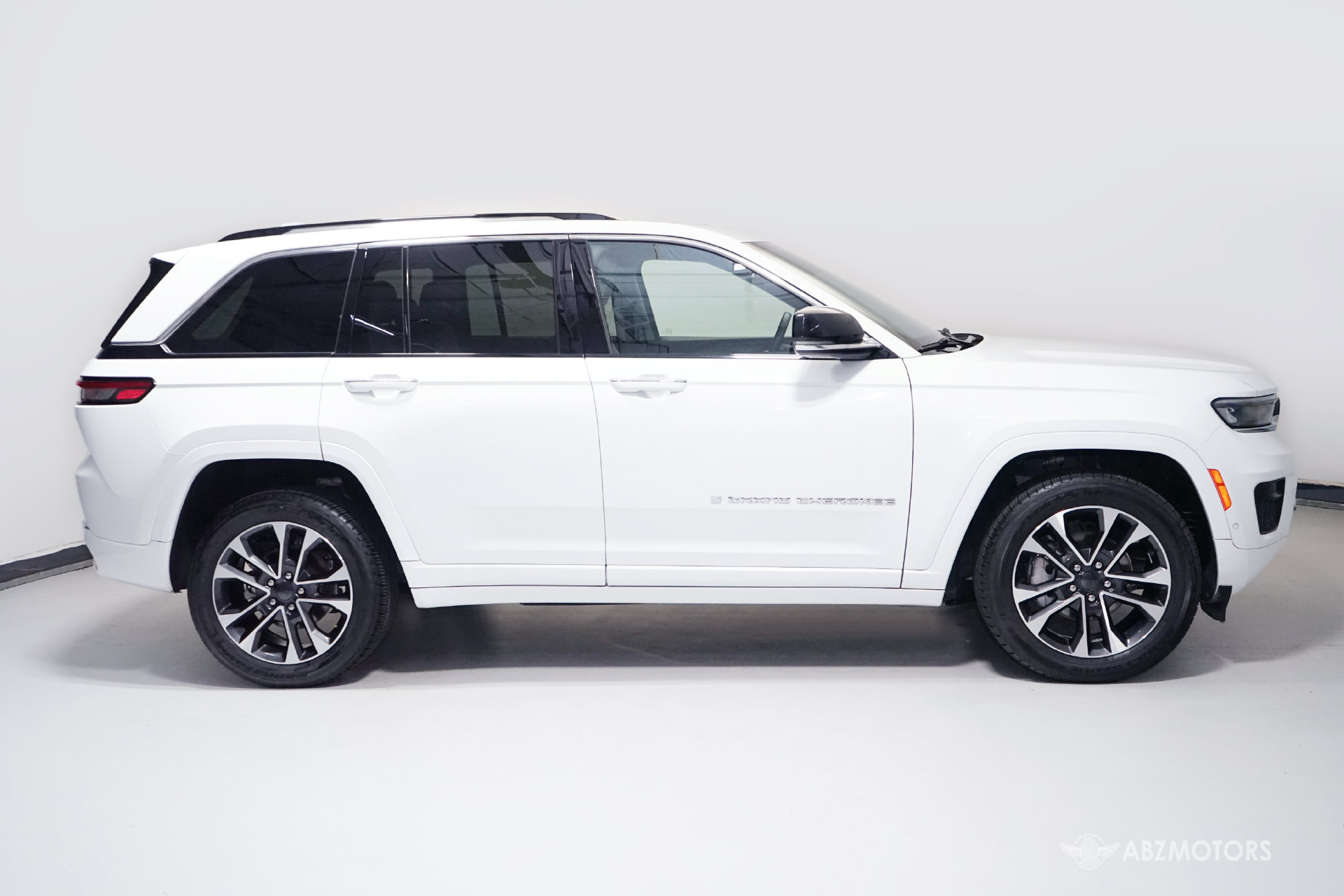 Used 2022 Jeep Grand Cherokee Overland w/ Luxury Tech Group IV RWD image 3