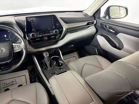 Used 2021 Toyota Highlander XLE image 22