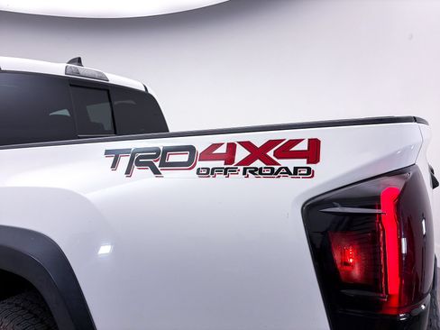 Used 2021 Toyota Tacoma TRD Off-Road w/ Technology Package AWD/4WD image 14