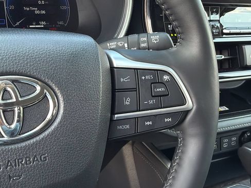 Used 2024 Toyota Highlander Limited AWD/4WD image 27