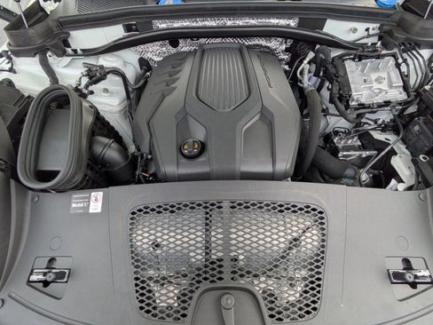 Certified 2025 Porsche Macan AWD/4WD image 27