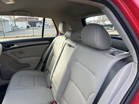 Used 2016 Volkswagen Golf SE image 16