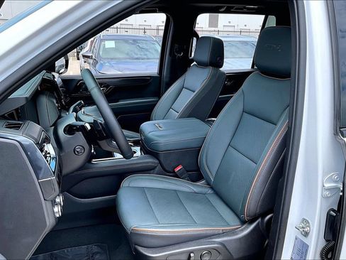 Used 2025 GMC Yukon AT4 w/ AT4 Premium Package AWD/4WD image 32