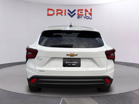 New 2026 Chevrolet Trax LS w/ LS Convenience Package FWD image 5
