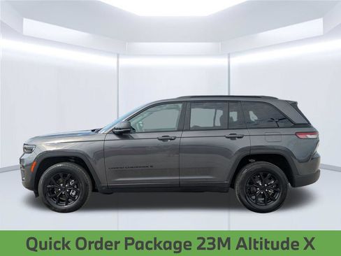 Used 2025 Jeep Grand Cherokee Altitude AWD/4WD image 2