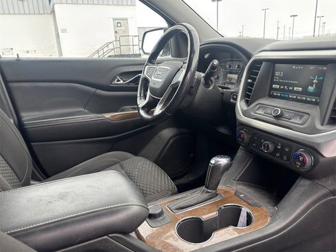 Used 2018 GMC Acadia SLE image 19