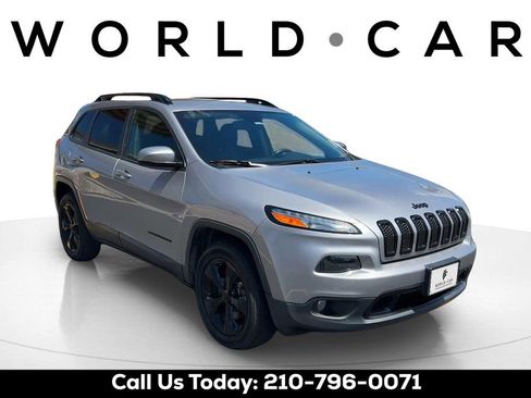 Used 2018 Jeep Cherokee Latitude w/ Altitude Package AWD/4WD image 8