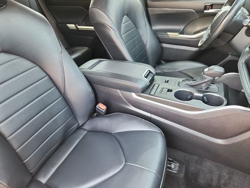 Used 2022 Toyota Highlander XLE FWD image 17