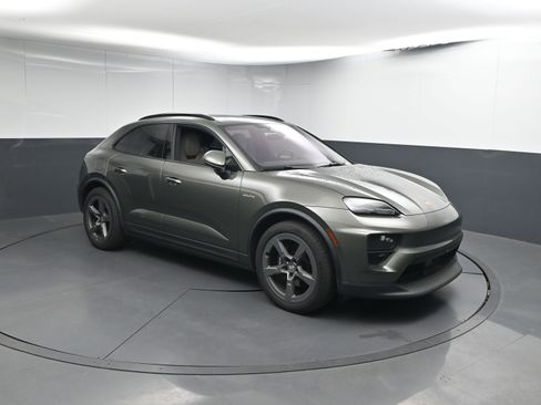 Certified 2025 Porsche Macan 4 Electric image 29