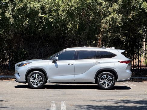 Used 2022 Toyota Highlander XLE FWD image 2