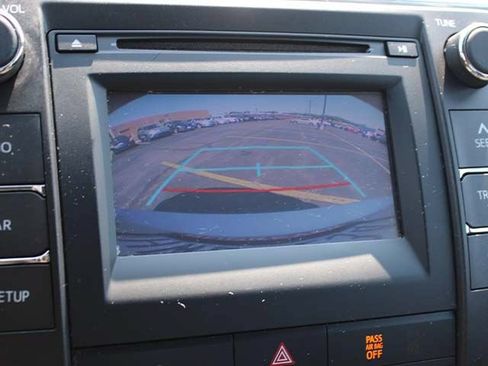 Used 2016 Toyota Camry SE FWD image 11