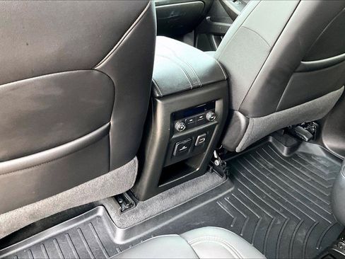 Used 2023 Chevrolet Traverse LT w/ LT Premium Package AWD/4WD image 34