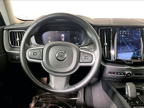 Used 2022 Volvo XC60 B5 Momentum image 5