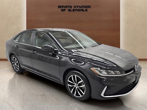 Used 2025 Volkswagen Jetta SE image 8