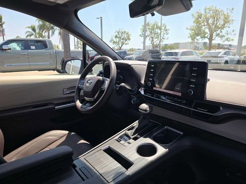 Certified 2024 Toyota Sienna Platinum FWD image 11