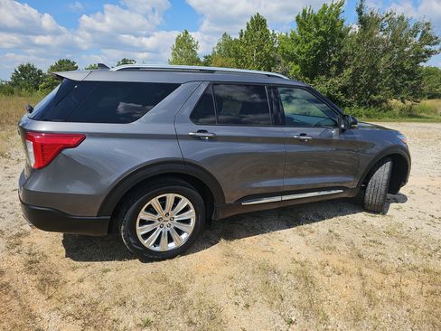 Used 2021 Ford Explorer Limited w/ Equipment Group 301A RWD image 3