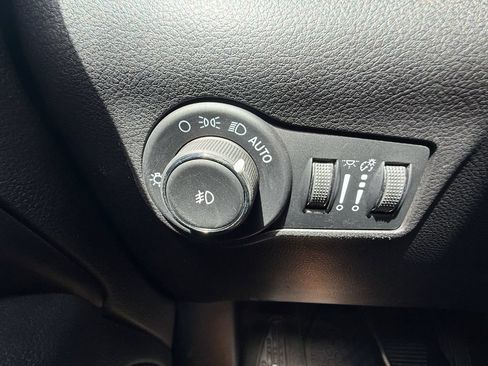 Used 2025 Jeep Compass Trailhawk AWD/4WD image 19