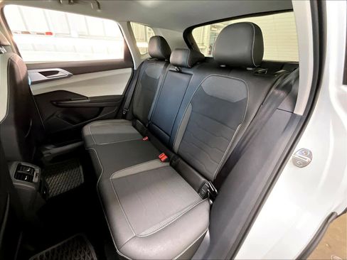 Used 2025 Volkswagen Taos SE w/ Panoramic Sunroof Package image 28