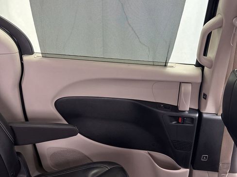 Used 2023 Chrysler Pacifica Touring-L FWD image 33