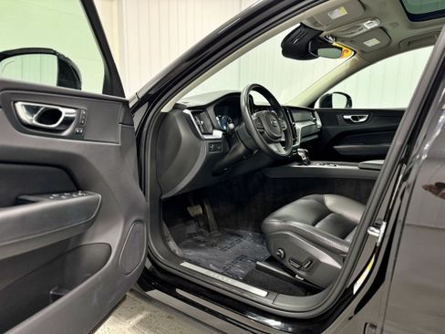 Used 2018 Volvo XC60 T5 Momentum w/ Vision Package AWD/4WD image 4