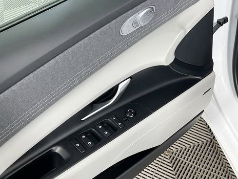 New 2025 Hyundai Elantra Limited image 16