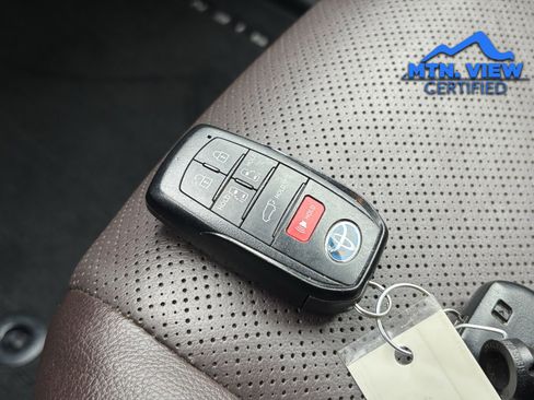Used 2021 Toyota Sienna Platinum image 28