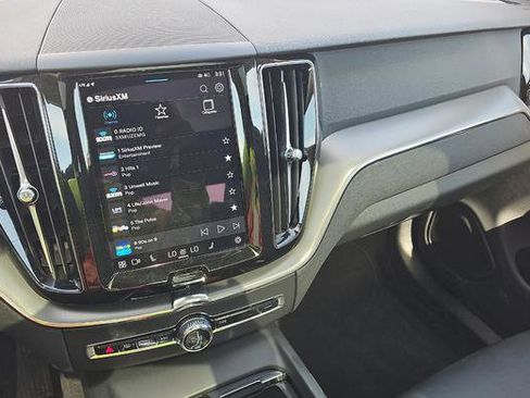 Used 2025 Volvo XC60 B5 Core image 9