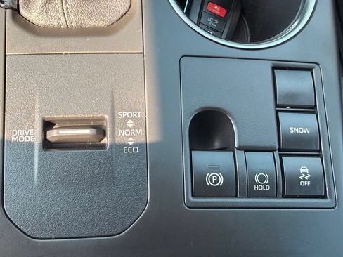 Used 2023 Toyota Highlander LE FWD image 29