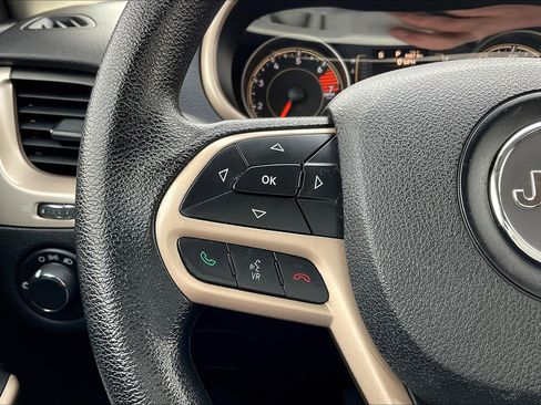 Used 2017 Jeep Cherokee Sport image 22