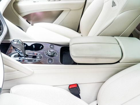 Used 2021 Bentley Bentayga AWD/4WD image 22