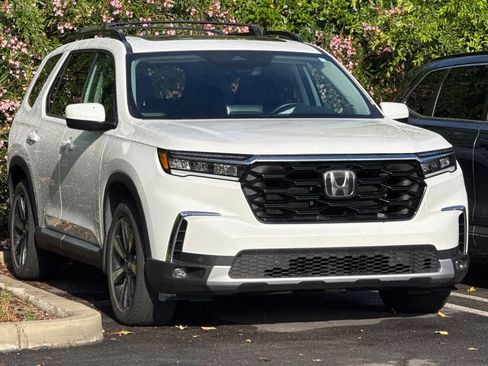 Used 2023 Honda Pilot Touring image 2