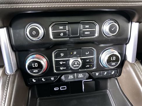Used 2021 GMC Yukon SLT w/ SLT Luxury Plus Package AWD/4WD image 17
