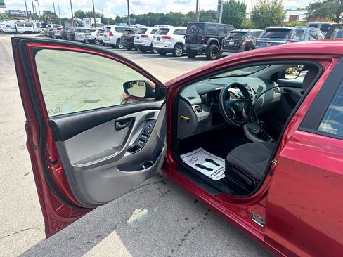 Used 2014 Hyundai Elantra SE image 15