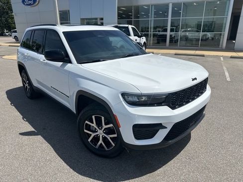 Used 2025 Jeep Grand Cherokee Altitude image 5