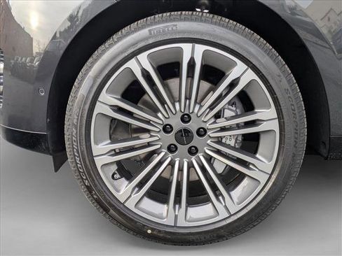 New 2026 Land Rover Range Rover Long Wheelbase SE image 10