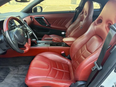 Used 2016 Nissan GT-R Premium image 14