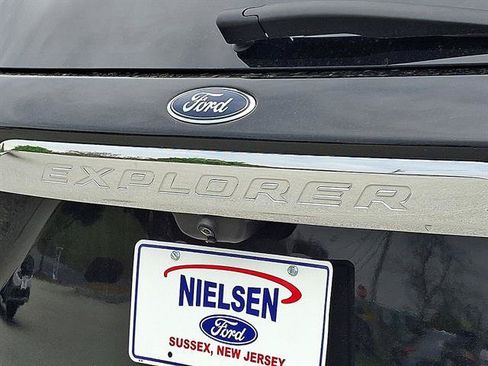 Certified 2022 Ford Explorer XLT w/ Equipment Group 202A AWD/4WD image 24