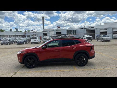 Used 2024 Chevrolet Trax ACTIV w/ Sunroof Package FWD image 3