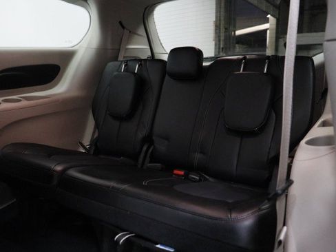 Used 2023 Chrysler Pacifica Touring-L FWD image 30