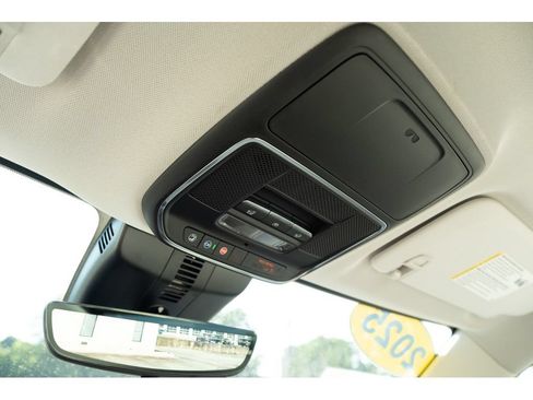 Used 2025 Buick Enclave Avenir w/ Super Cruise Package FWD image 32