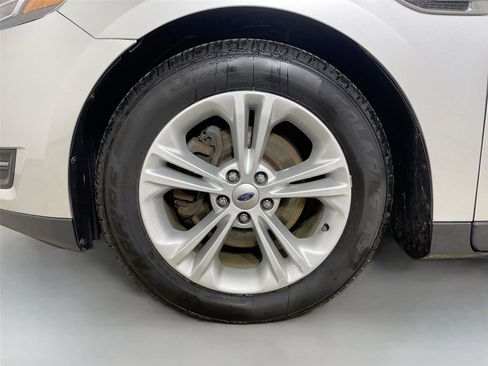 Used 2015 Ford Taurus SEL image 29