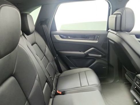 Used 2025 Porsche Cayenne w/ Premium Package image 24