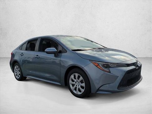 Used 2022 Toyota Corolla LE FWD image 3