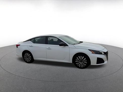 Used 2024 Nissan Altima 2.5 SV image 2