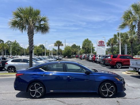 Used 2023 Nissan Altima 2.5 SR FWD image 11