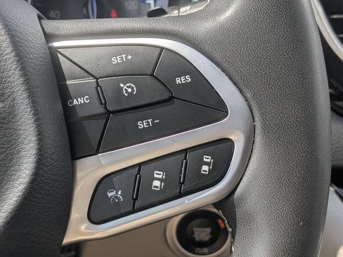 Used 2023 Chrysler Pacifica Touring-L FWD image 17
