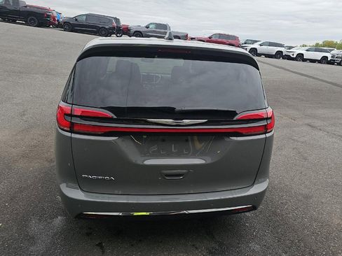 Used 2025 Chrysler Pacifica Select FWD image 5